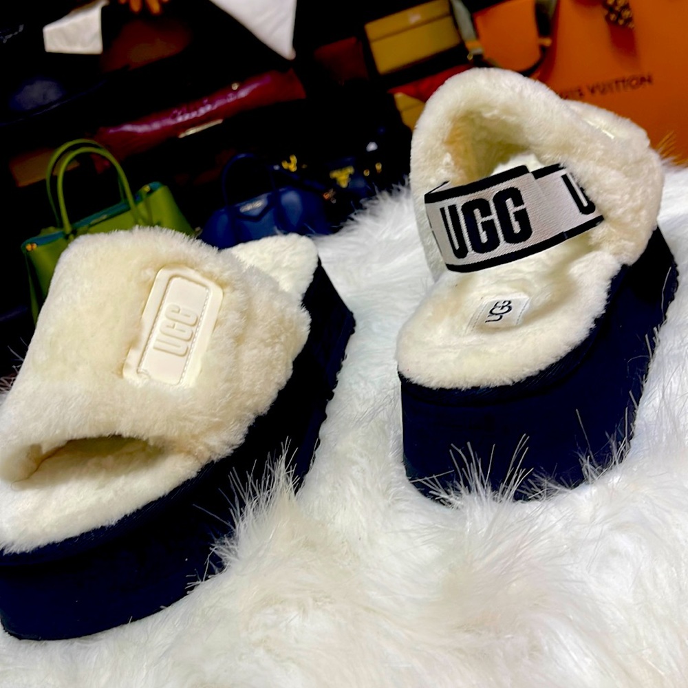 Crème and black UGG slippers